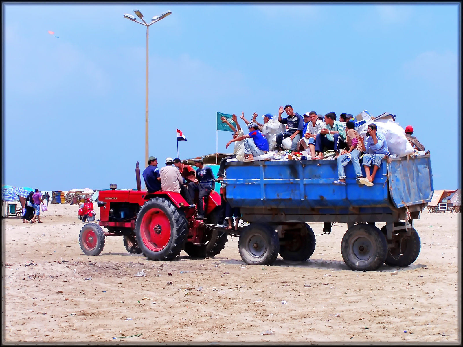 Port Said : i ragazzi si divertono a farsi trasportare sul carro dei rifiuti !