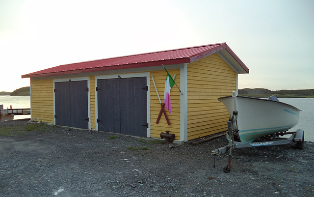 Une chaloupe et deux portes