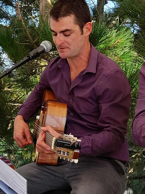 Anthony à la guitare et chant