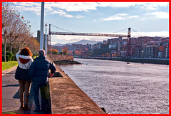 La ría de Bilbao a su paso bajo el Puente Colgante...