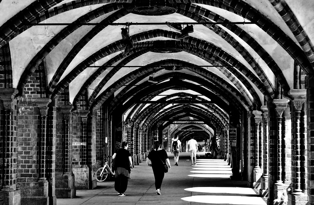 Die Oberbaumbrücke in Berlin: eine der Partymeilen der Stadt - The Oberbaum bridge in Berlin: one of the party miles of the city