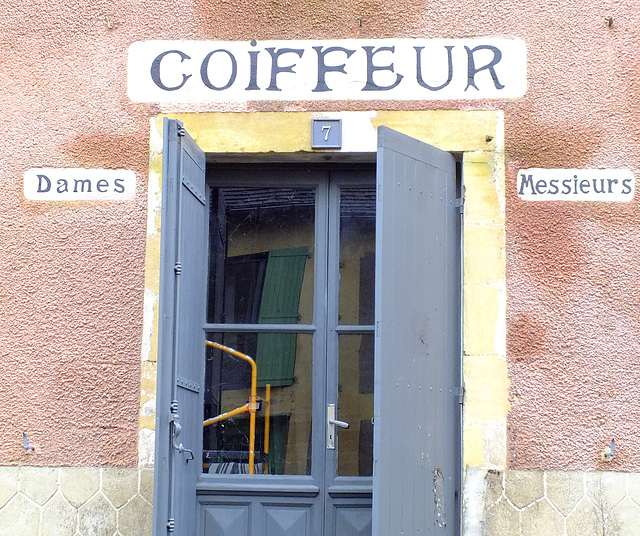 Vieille enseigne de coiffeur (Saint Alvère 24) Vieille enseigne de coiffeur (Saint Alvère 24)
