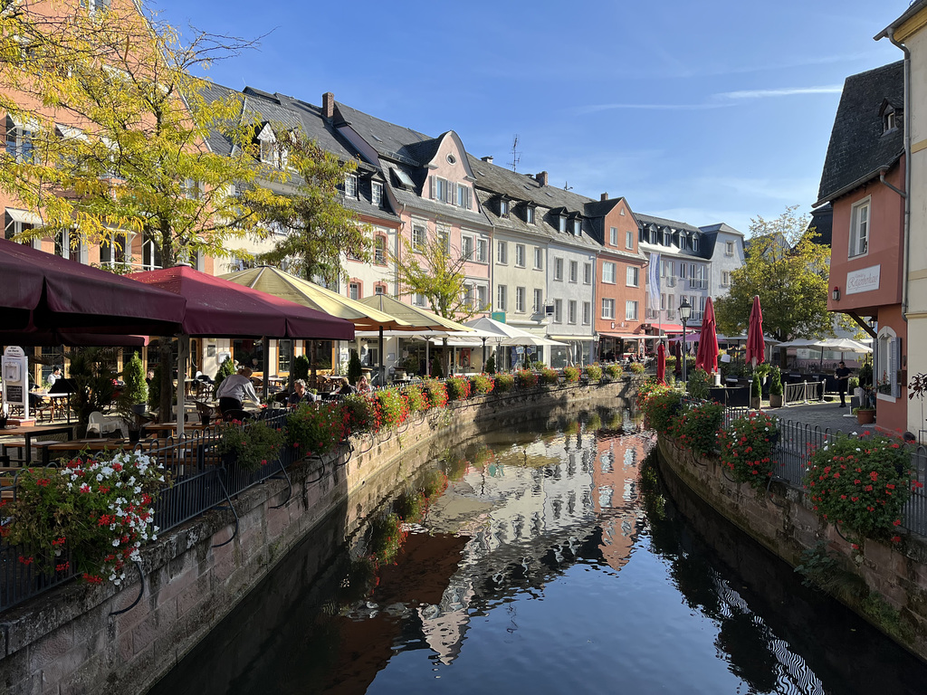 DE - Saarburg - Spiegelung auf dem Leukbach