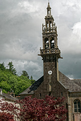 Eglise typiquement bretonne avec ciel assorti