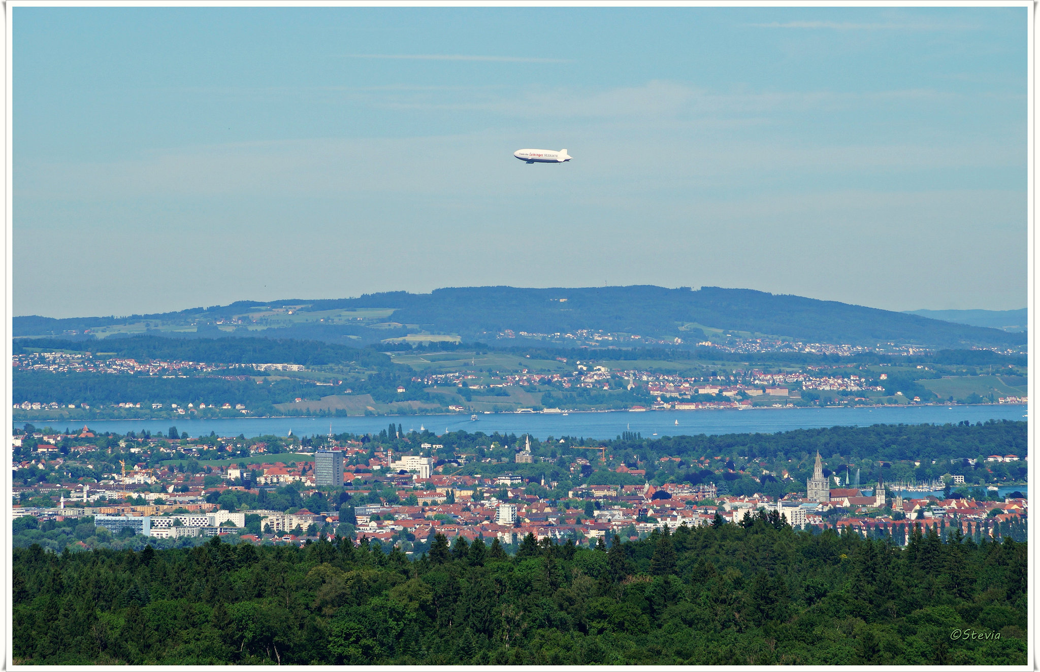 Konstanz mit Meersburg (rechts auf der anderen Seeseite)