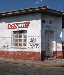 El Chavo - Colgate tags / Graffitis dentaires
