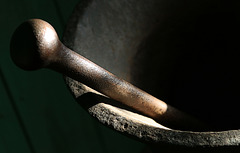 Mortier d'apothicaire en bronze* . (* le mortier pas l'apothicaire )