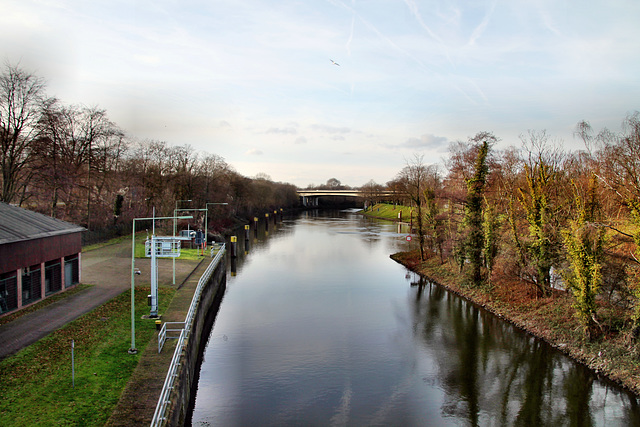 Ruhr-Schiffahrtskanal von der Raffelbergbrücke aus (Mülheim-Speldorf) / 7.01.2023