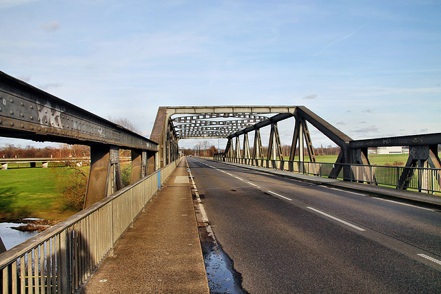 Raffelbergbrücke über der Ruhr (Mülheim-Speldorf) / 7.01.2023