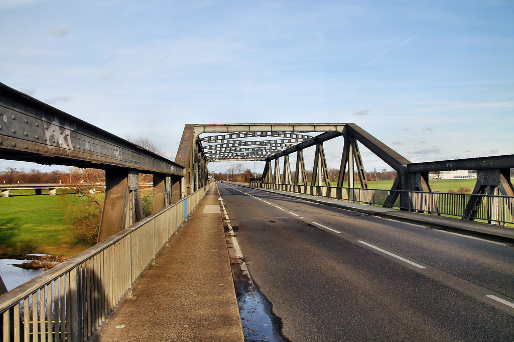 Raffelbergbrücke über der Ruhr (Mülheim-Speldorf) / 7.01.2023