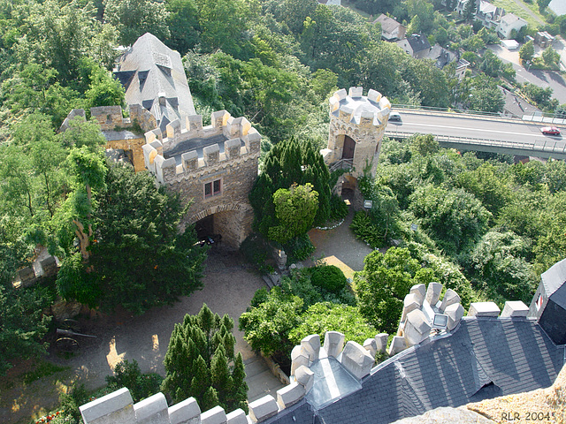 Burg Lahneck, Blick vom Bergfried auf den Torbau