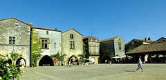 La place de Monpazier photograhiée il n'y a pas trés longtemps