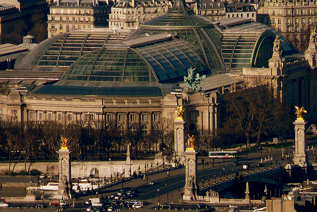 Paris - Le Grand Palais derrière le Pont Alexandre lll