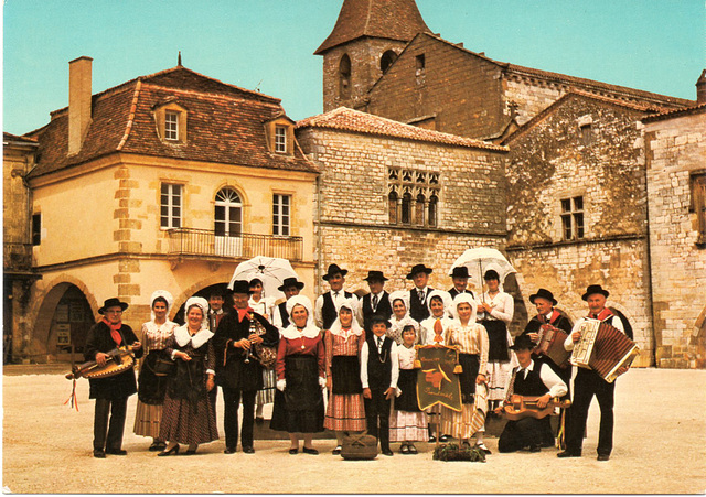 Groupe folklorique à Monpazier (Dordogne) Années 50 ?