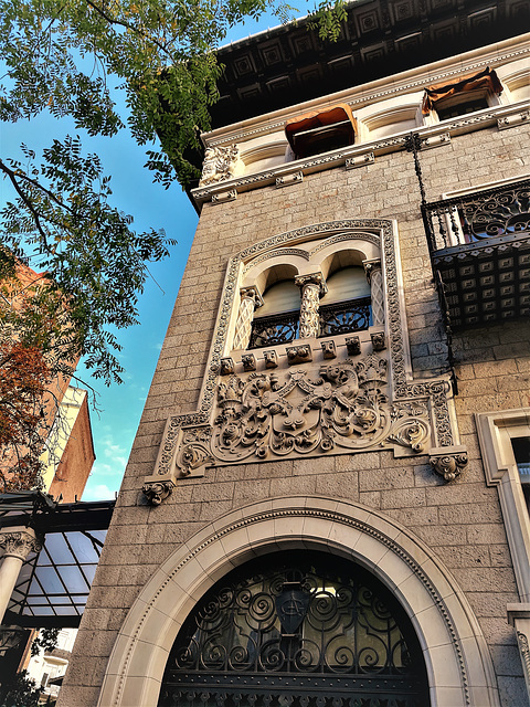 The prestigious Madrid School of Engineering, Mining and Geology, Calle Almagro (the road my girlfriend lives on). I just liked this  aspect.