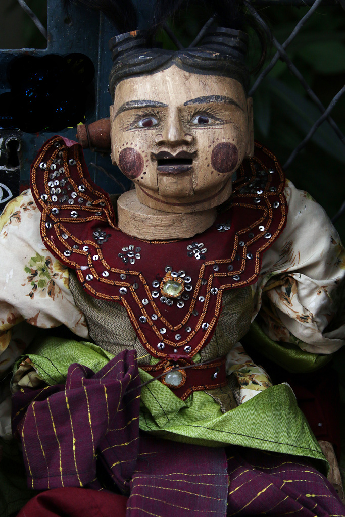 Marionnette traditionnelle indienne en bois , à bouche mobile .