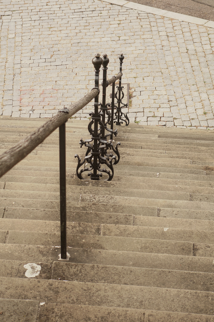 HFF - downstairs  \_\_\_ Hilfe an der Freitreppe