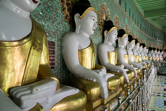 im Innern des U Min Thonze Tempels (© Buelipix)