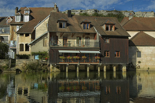 Ornans et ses maisons sur pilotis.