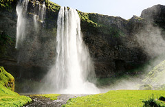 Seljalandsfoss - der abenteuerliche Wasserfall - the adventurous waterfall - mit PiP