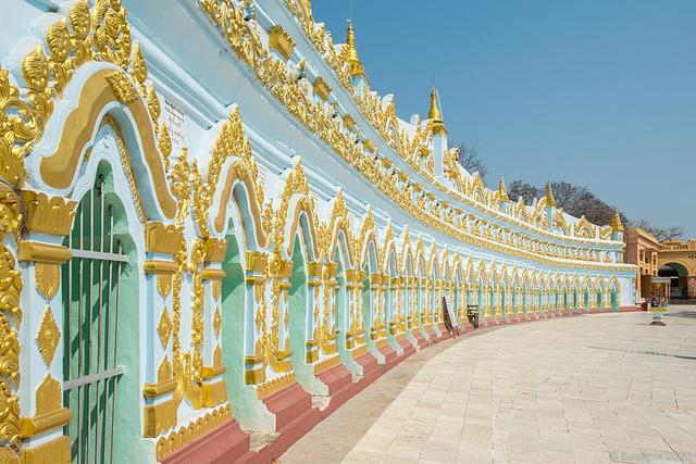 U Min Thonze Temple und Pagoda in Sagaing (© Buelipix)