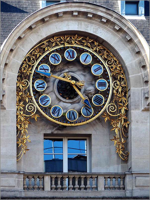Façade avec horloge