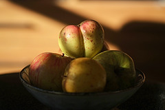 Licht und Schatten auf der Schale mit Äpfeln