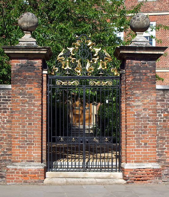 Cambridge - Peterhouse - gates to the Master's Lodge 2015-06-11