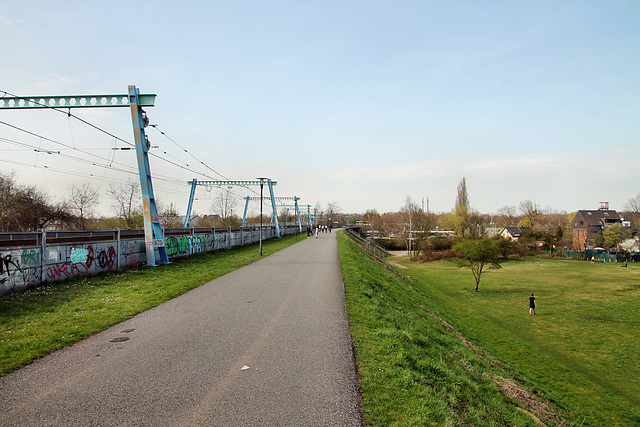 Weg neben der ÖPNV-Trasse (Oberhausen-Osterfeld) / 8.04.2018