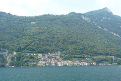 Stresa, situada en la orilla del lago, es uno de los destinos turísticos por excelencia debido al paisaje que ofrece: el Lago Maggiore, elegantes edificios y las Islas Borromeas.
