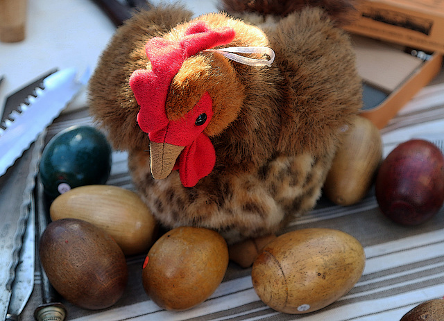 Aujourd'hui aux puces de Vanves , j'ai vu une cocotte en peluche qui pondait des oeufs en bois d'arbre