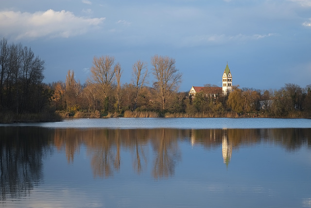 Am See mit Blick auf St. Sebastian