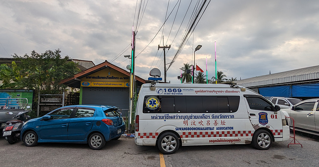 Sawangboonchuailuetrat association's minivan