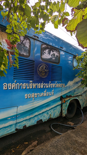 Bus bleu avec lettrage à décoder / Blue and decorated bus