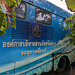Bus bleu avec lettrage à décoder / Blue and decorated bus