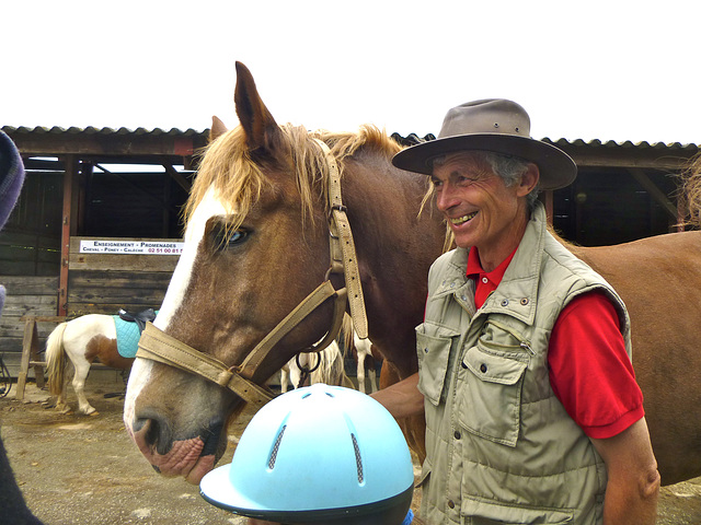 Vouvant : Bruno Ripaud kun la bluokula ĉevalo Junior (maloftaĵo ĉe tiu ĉevala raso) / Bruno Ripaud avec le cheval aux yeux bleus Junior (chose rare chez cette race de chevaux) — P1010503