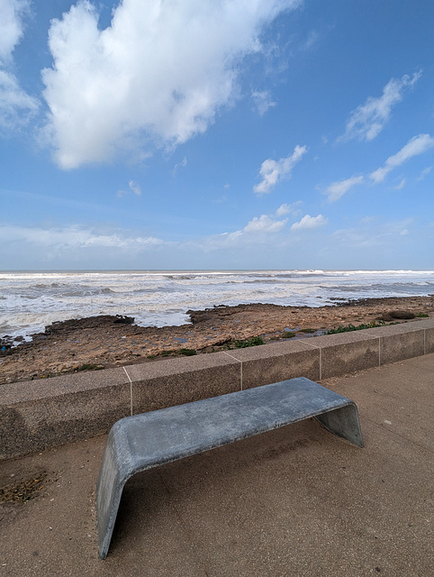 Un banc inconfortable pour contempler la mer