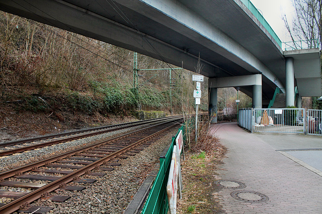 Die Rheinische Bahnstrecke unter der Brücke Büddinghardt (Hagen-Haspe) / 26.02.2017