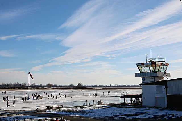 Am Flugplatz