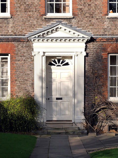 Cambridge - Little Trinity, 16 Jesus Lane - doorcase 2015-12-23