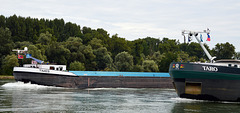 Überholmanöver auf dem Rhein bei Neuburgweier