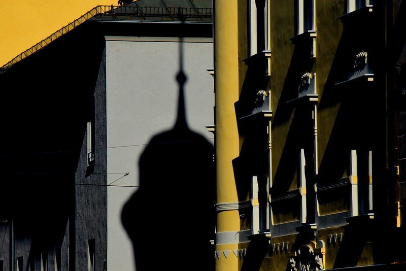 Im Schatten des Kirchturmes