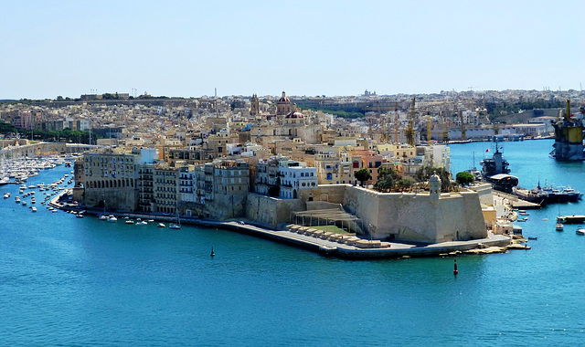 MT - Valetta - View towards Senglea