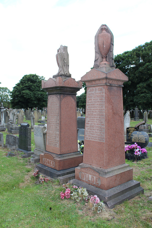 Memorial to Captain Henry Wilde, Chief Officer of the Titanic, Kirkdale Cemetery, Liverpool