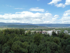 Blick vom Lysser Aussichtsturm in richtung Worben und Studen. Im Vordergrund der Jensberg und dahinter die Jurakette bei Biel
