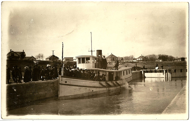 MN0955 LOCKPORT - ST. ANDREWS - STEAMER IN LOCKS NORTHBOUND