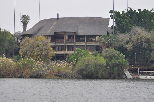 Mowana lodge, el la rivero Ĉobe. Ĉobe Nacia Parko