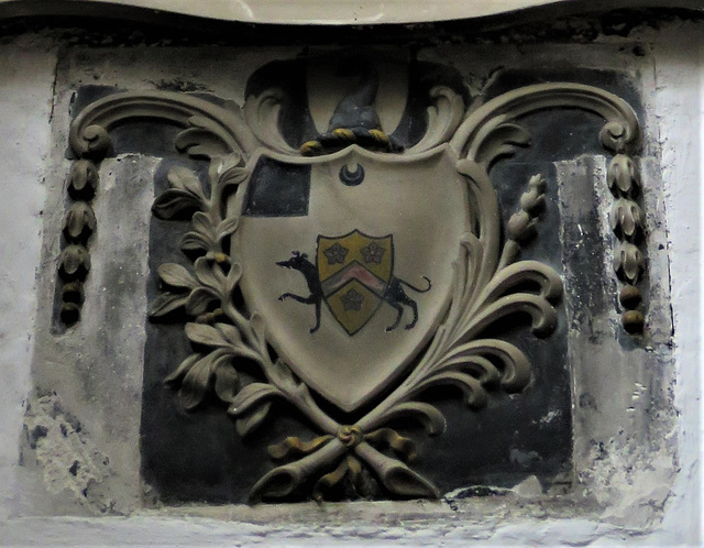 rye church, sussex , dog on heraldry detail on tomb of thomas holford +1780