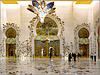 AbuDhabi : tante porte di accesso per i molti visitatori della moskea - questa è solo la sala di accoglienza - le porte coi vetri stellati sono l'ingresso alla moskea