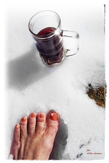 aNNa / Ein Glas heißen Glühwein und Füsse im Schnee ...